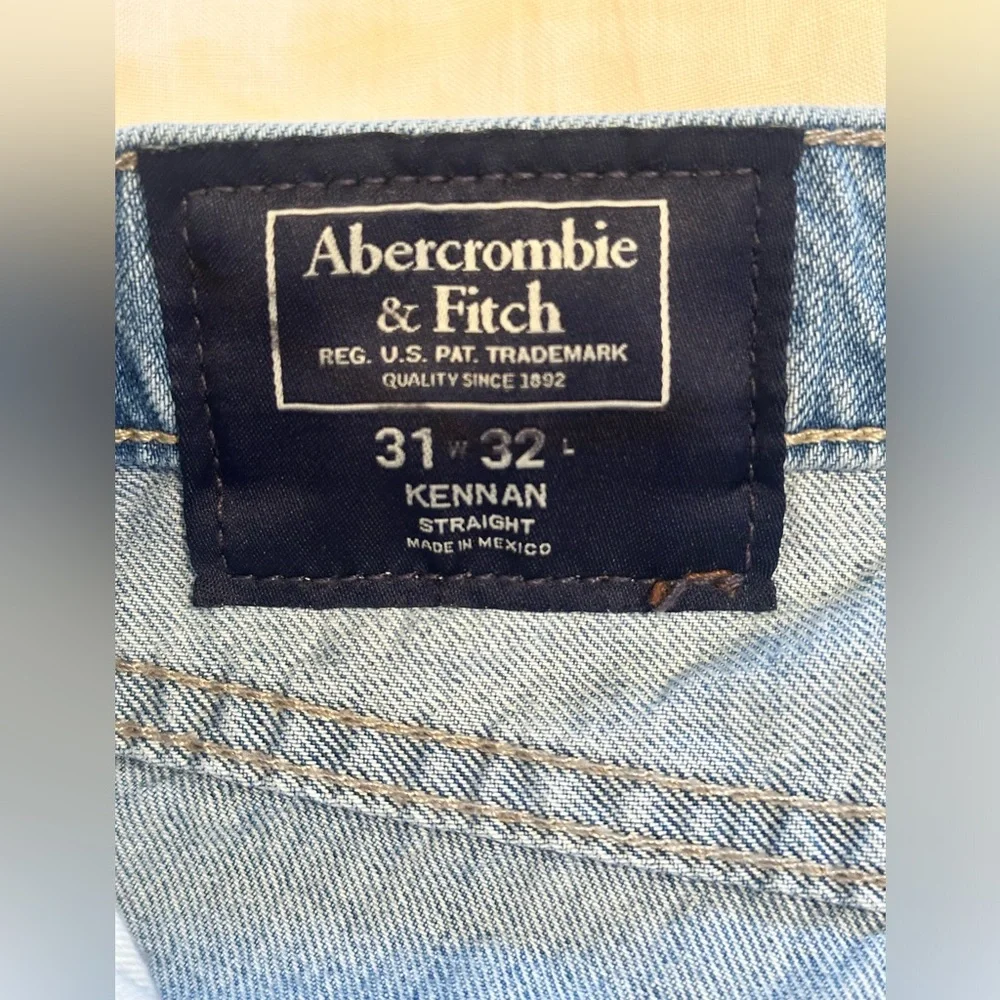Sz 31 x 32 Abercrombie & Fitch Kennan Straight Leg Jeans medium wash distressed